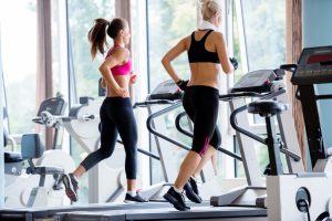 kozzi-15476919-friends__exercising_on_a_treadmill_at_the_bright_modern_gym-1773x1183